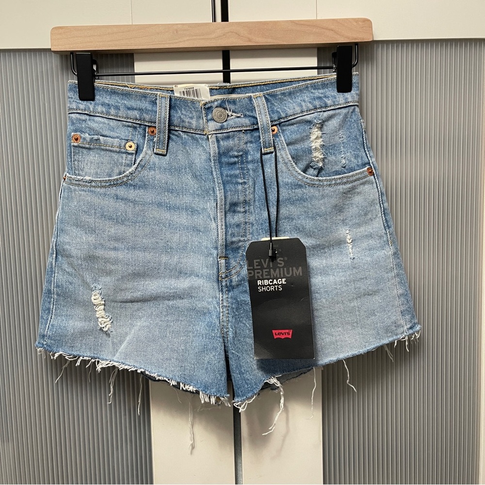 NWT Authentic Levi’s Premium Ribcage Shorts 25 Denim Light Blue Pockets